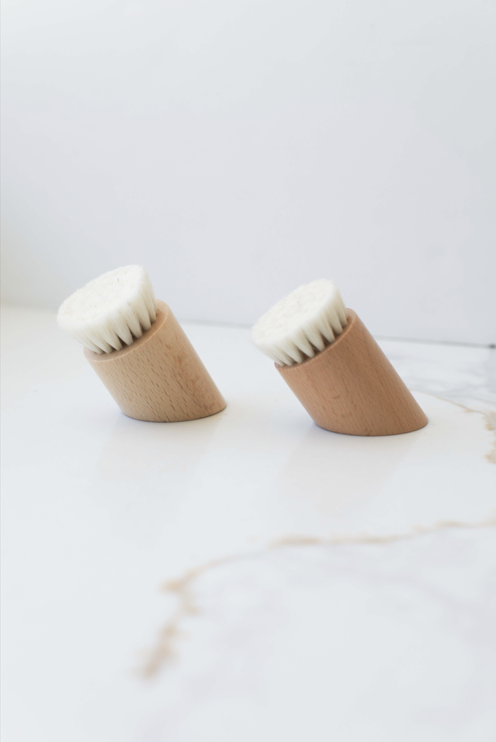 Face brush set: two wooden-handled brushes with white bristles