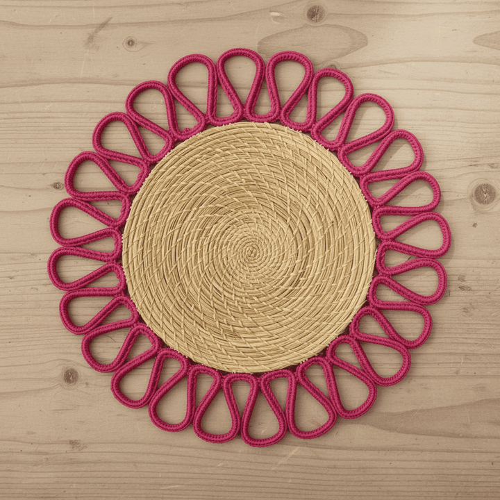 Handwoven iraca placemat with blue trim