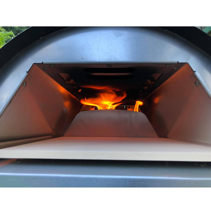 Portable pizza oven with flames under cordierite pizza stone