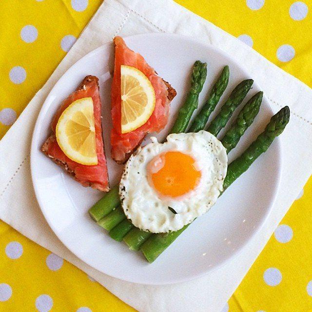 White round dinner plate with smooth rim, served with vegetables and eggs.