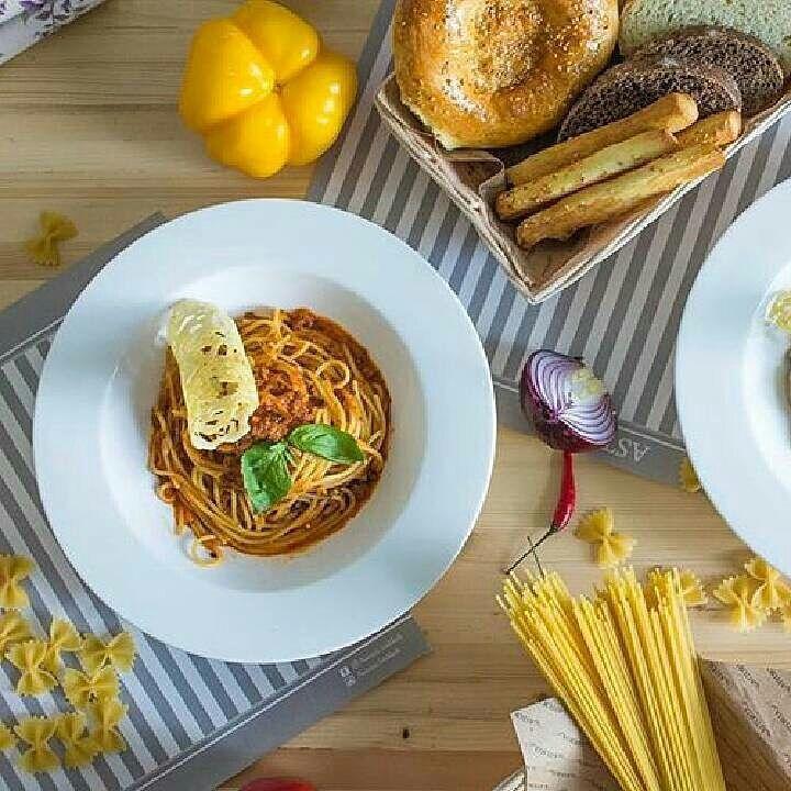 White soup plate with food inside, round shallow bowl