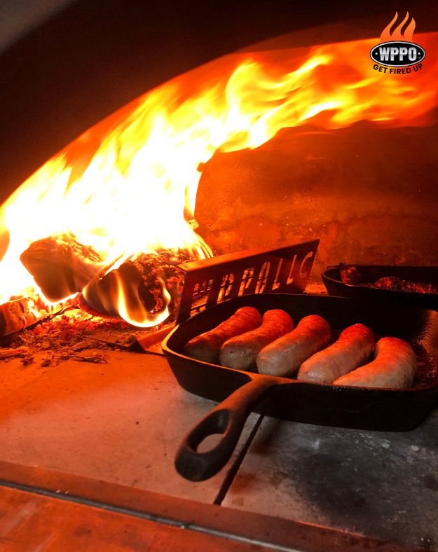 Heat deflector in oven firebox, engraved panel between flames and stones