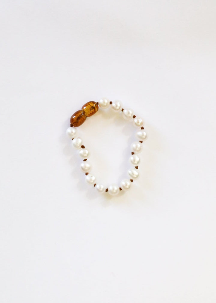 Beaded bracelet with white pearls and dark amber round gemstone beads