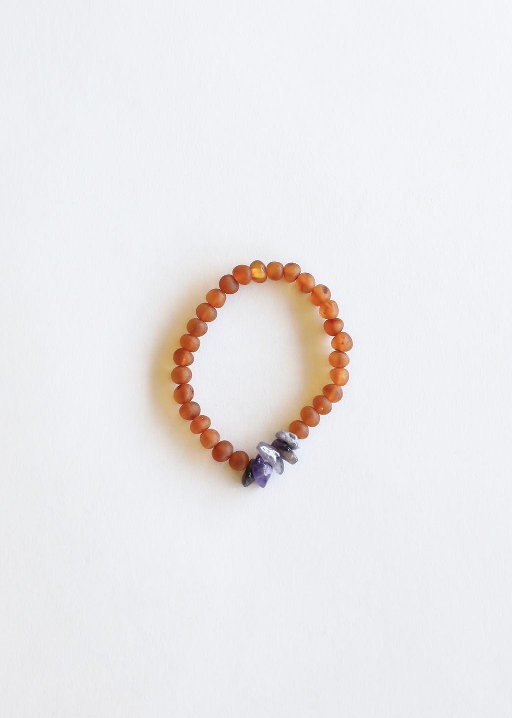 Round amber-brown beaded bracelet with small purple amethyst details