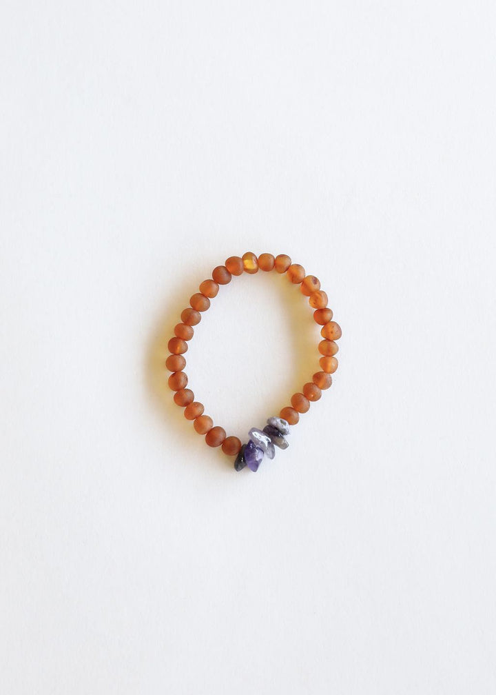 Round amber-brown beaded bracelet with small purple amethyst details