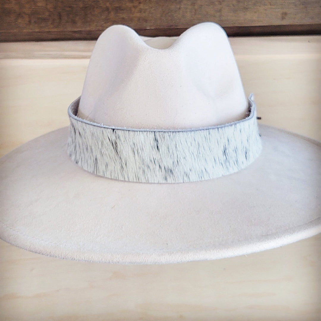 White wide-brim felt hat with gray spotted hair-hide band, front view