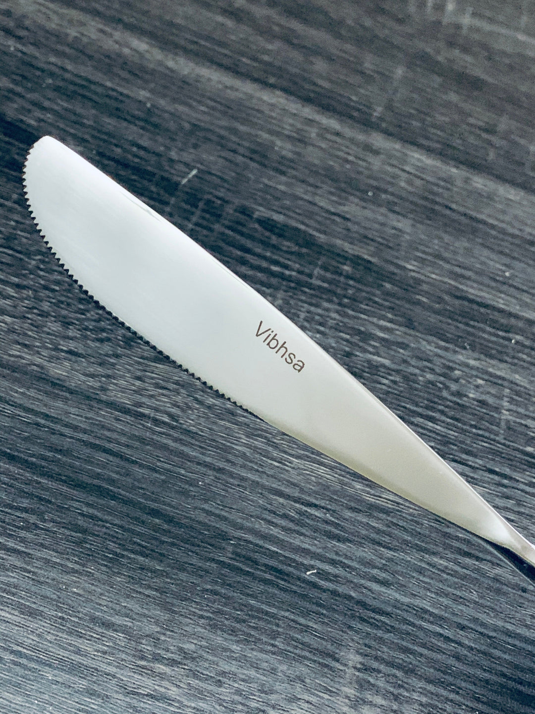 Vibhsa stainless steel dinner knife with serrated edge and hammered handle