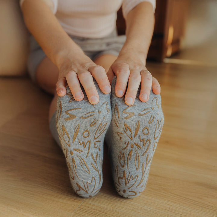 Grey crew socks with floral grip pattern on soles, adult organic cotton (2 pairs)