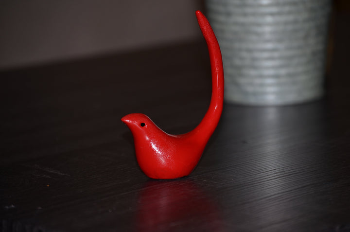 Red bird ring holder with small black eye, curved upright tail