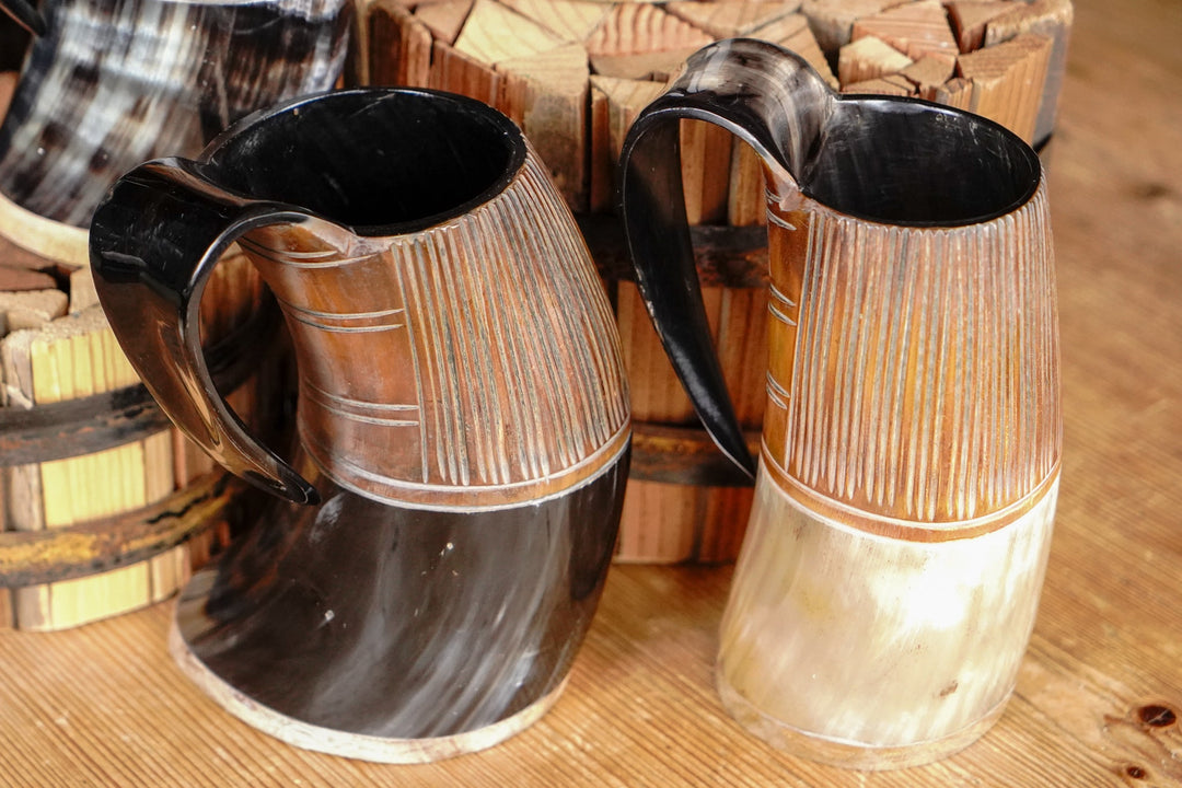 Two-tone horn stein with curved handle, light vertical grain and dark bottom