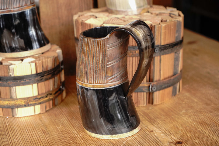 Two-tone horn stein with curved handle and light wood-grain banding