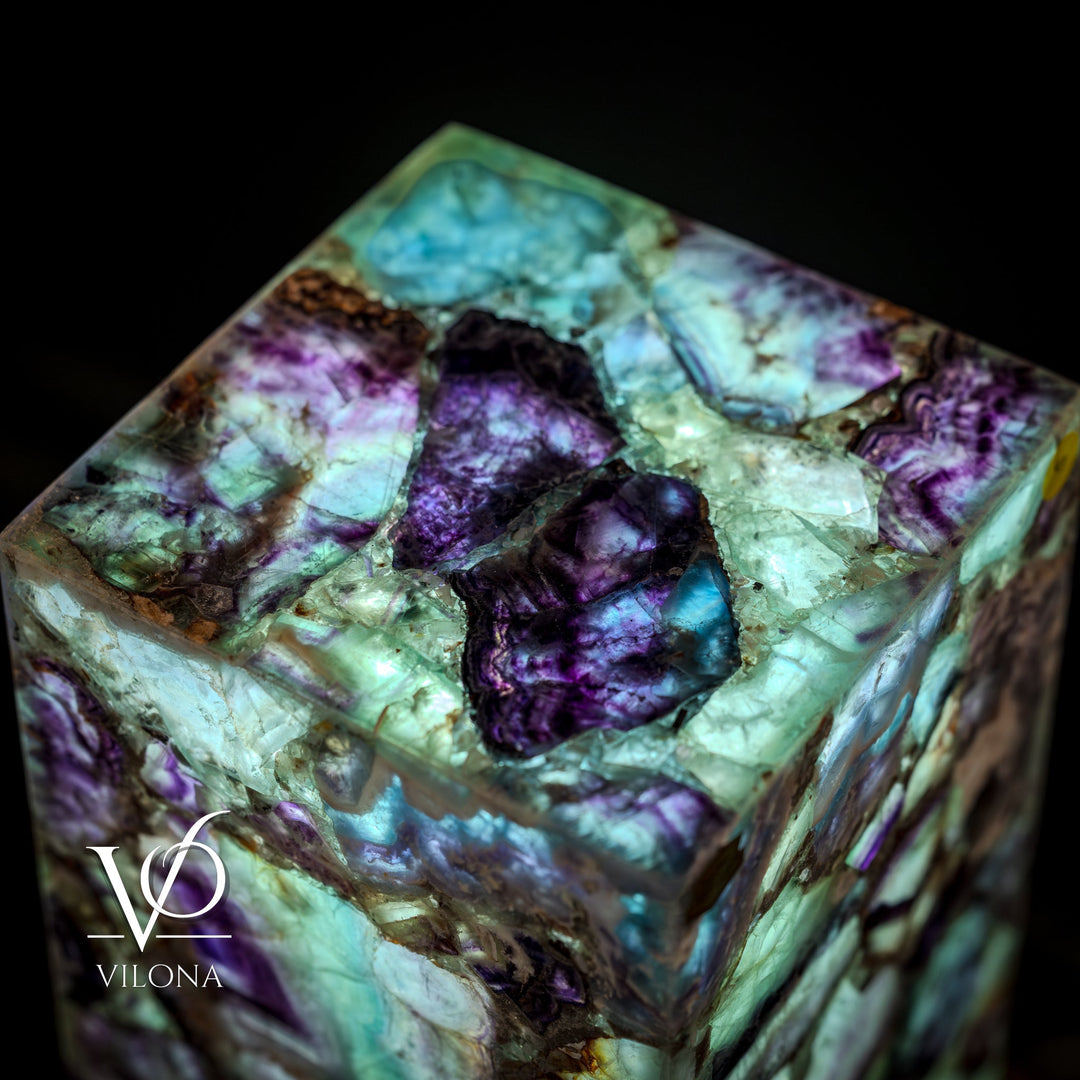 Fluorite crystal table lamp with square top, turquoise and violet crystal facets