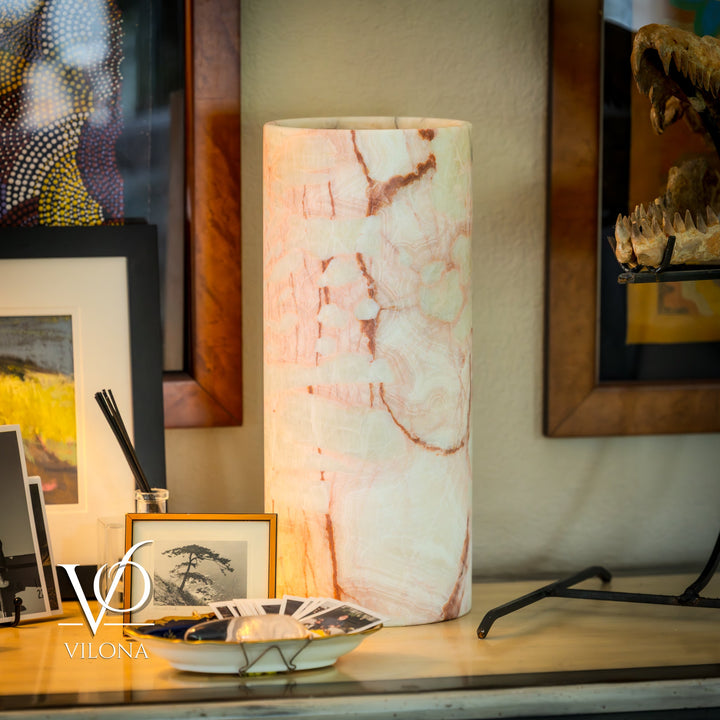 Table lamp with cylindrical onyx-pattern shade in white and orange, on a base