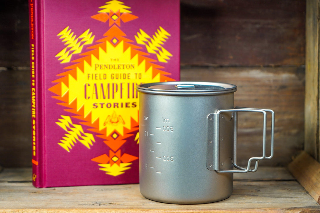 On The Trail camp cup with lid and side handle, metal with volume measurement markings