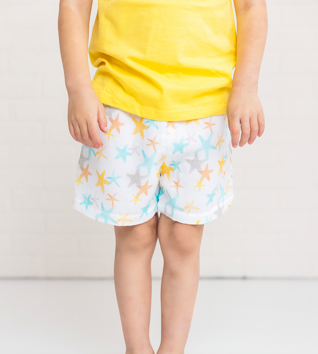 Starfish-print muslin shorts, elastic waist with gathered front, multicolor stars on white