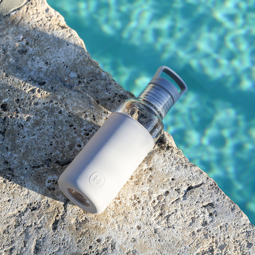 20 oz grey bottle with clear infuser on poolside rocks