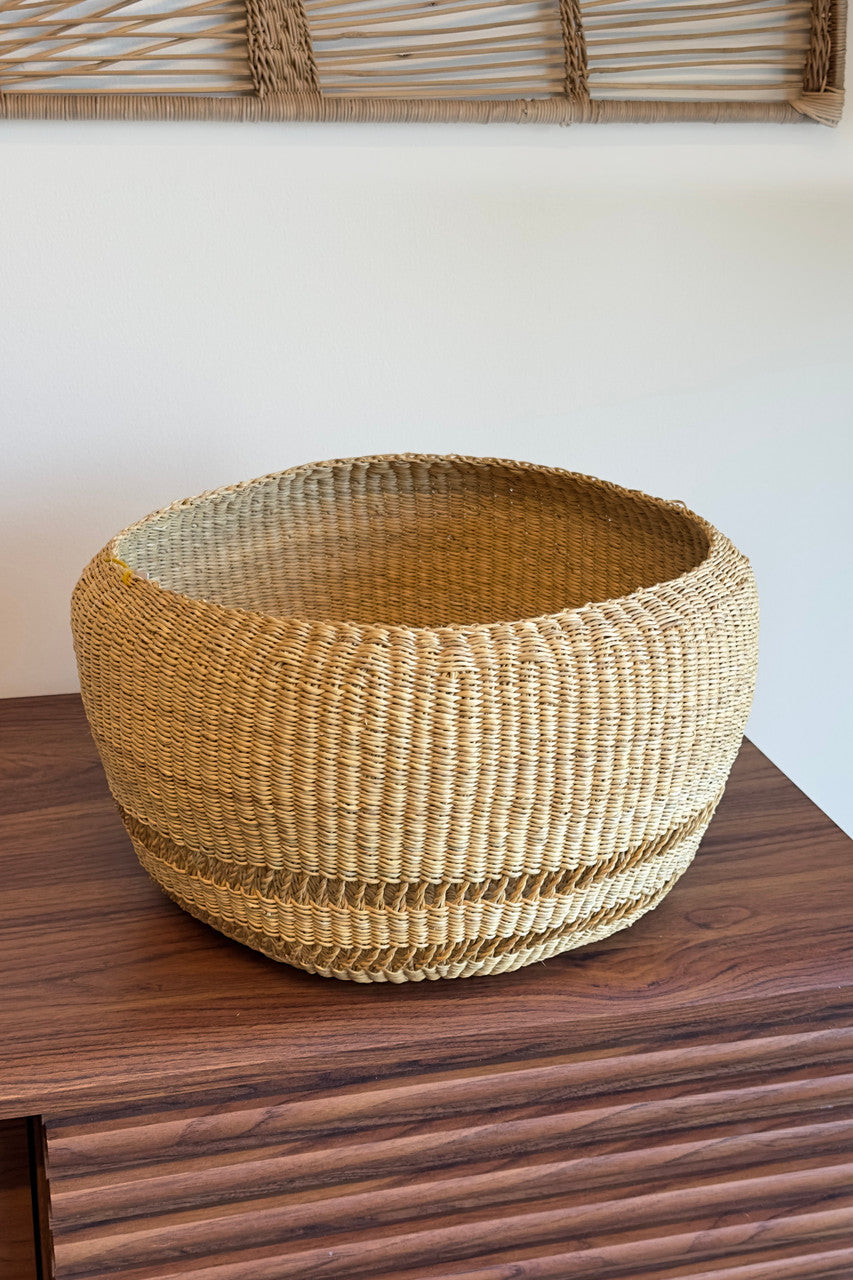 Round woven planter basket with tan and beige mixed weave, open top