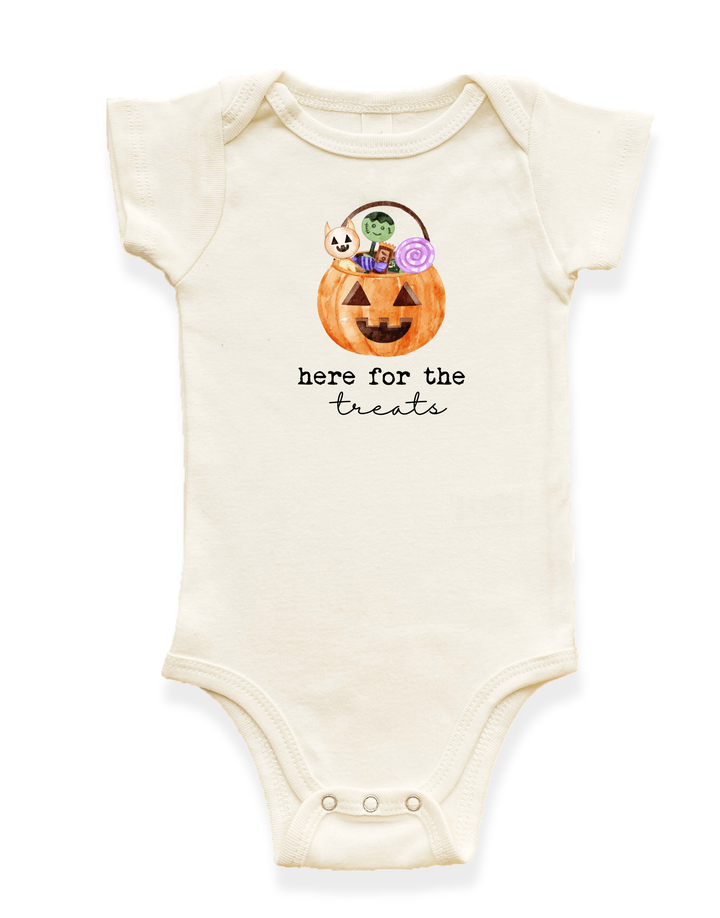 Organic baby bodysuit, cream short sleeves with pumpkin treat graphic
