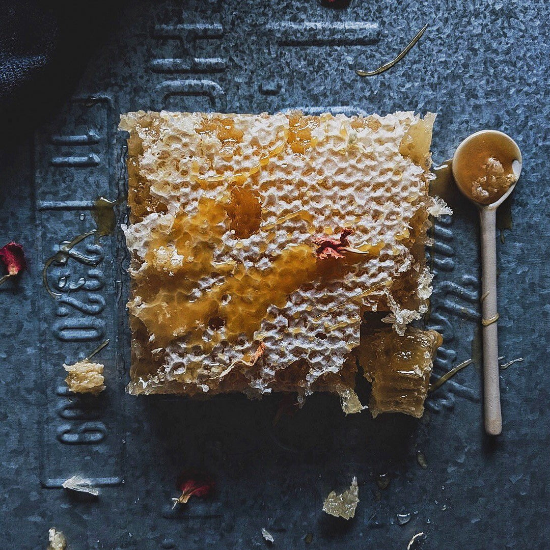 Manuka honeycomb with golden honey in a square piece