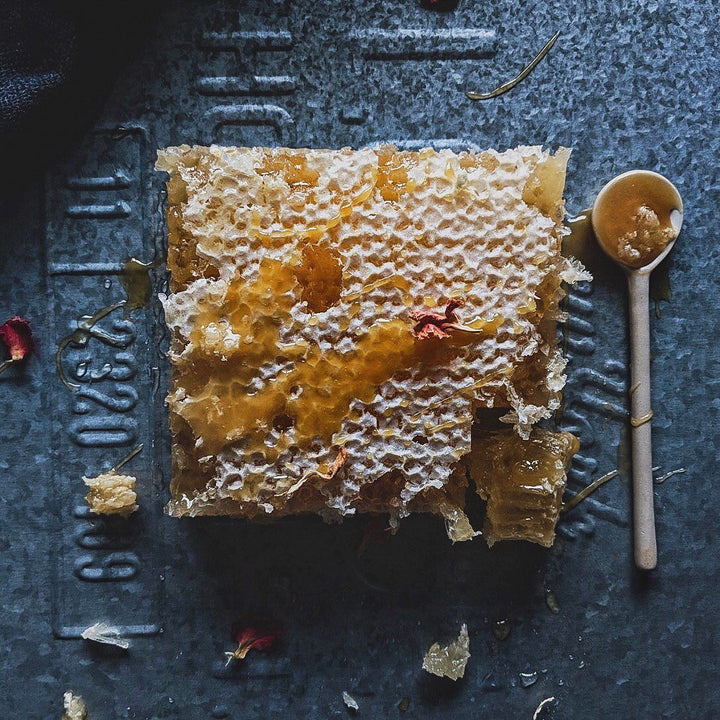 Manuka honeycomb with golden honey in a square piece