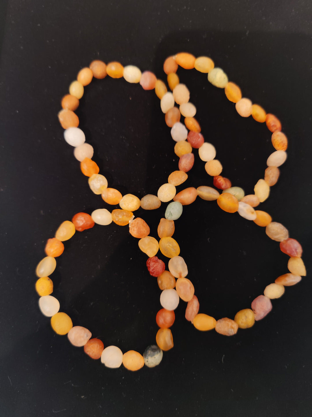 Mixed-color beaded agate bracelet with round beads in orange, white, and green