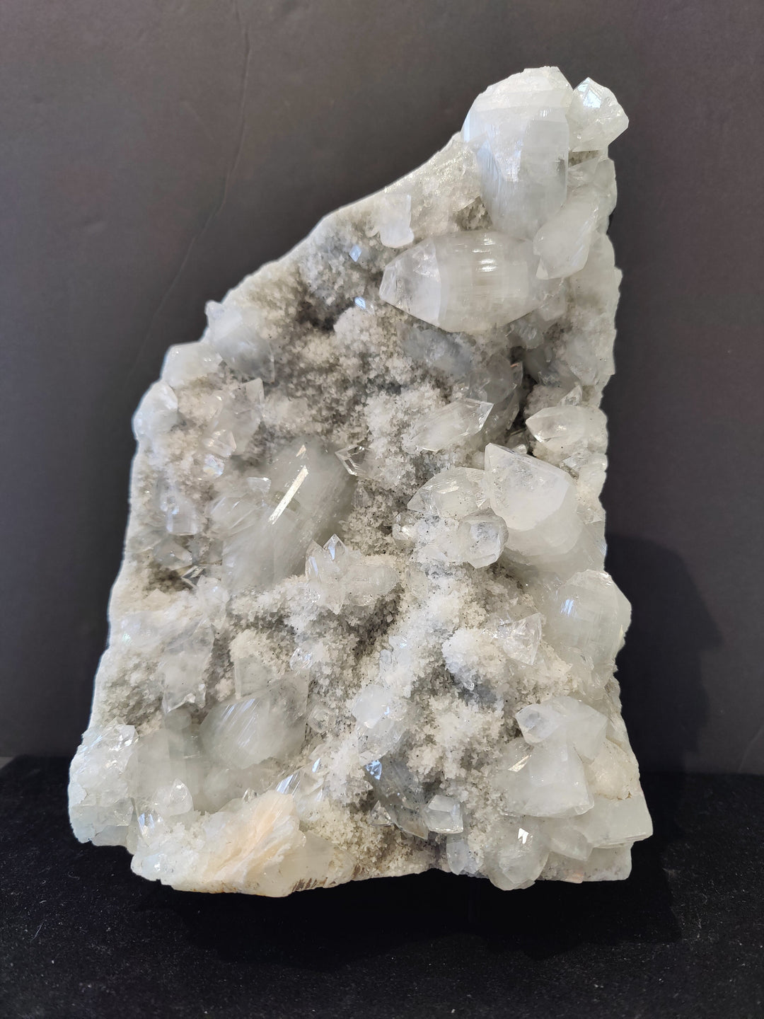 Apophyllite cabinet specimen 3,690g: clear white faceted crystal clusters on gray matrix