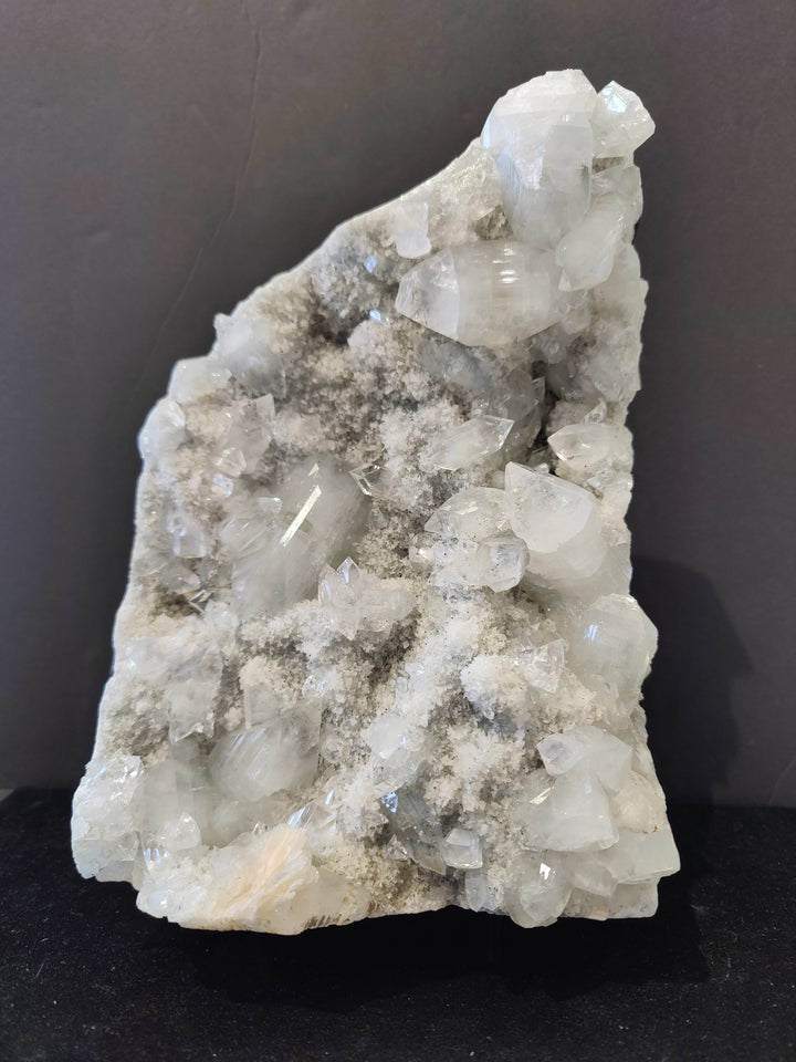 Apophyllite cabinet specimen 3,690g: clear white faceted crystal clusters on gray matrix
