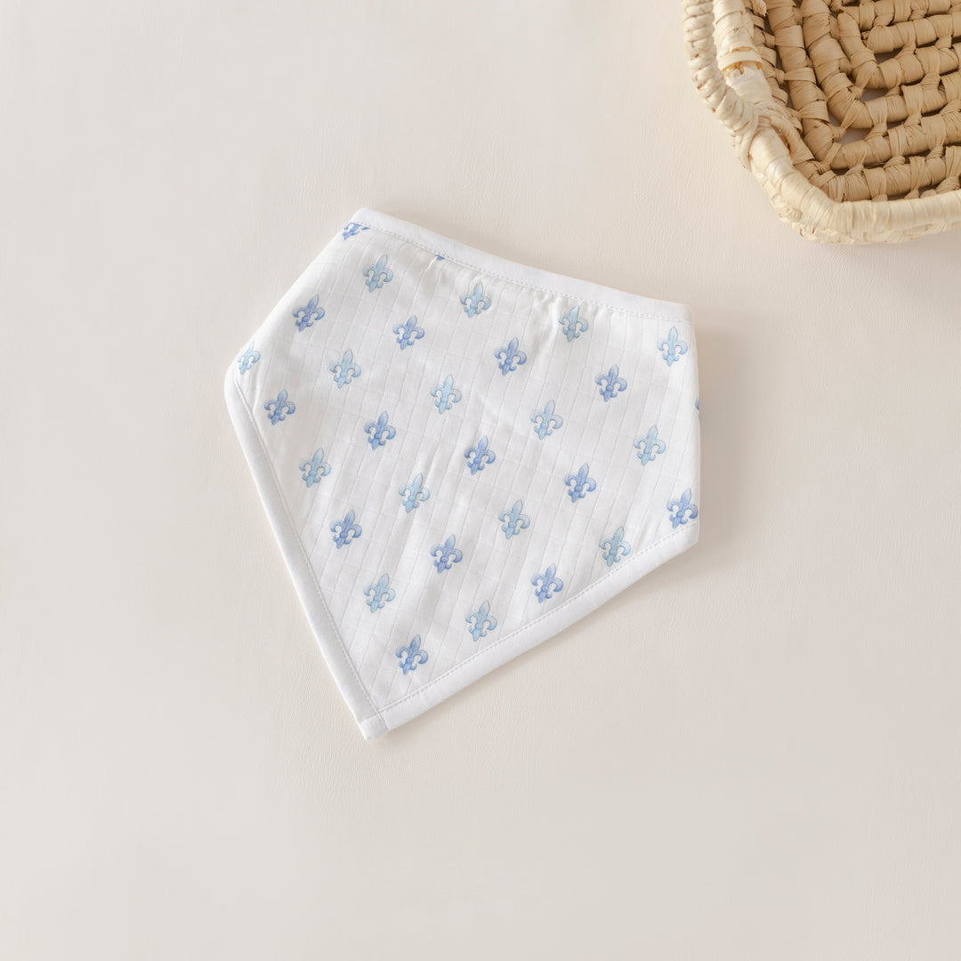Organic muslin bib with light fabric and blue clover cross pattern