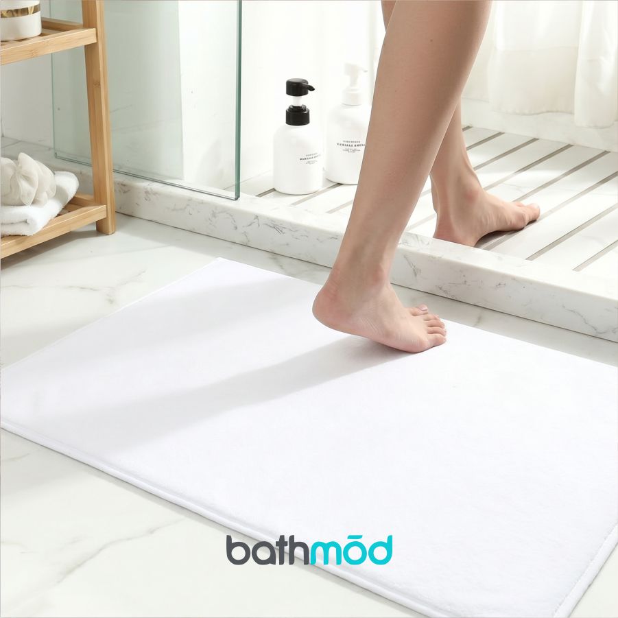 White organic bath mat with stitched edges