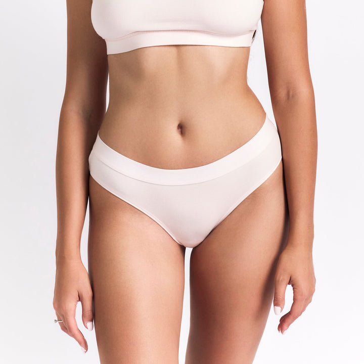 Mid-rise briefs in pink, seamless bikini cut with smooth waistband