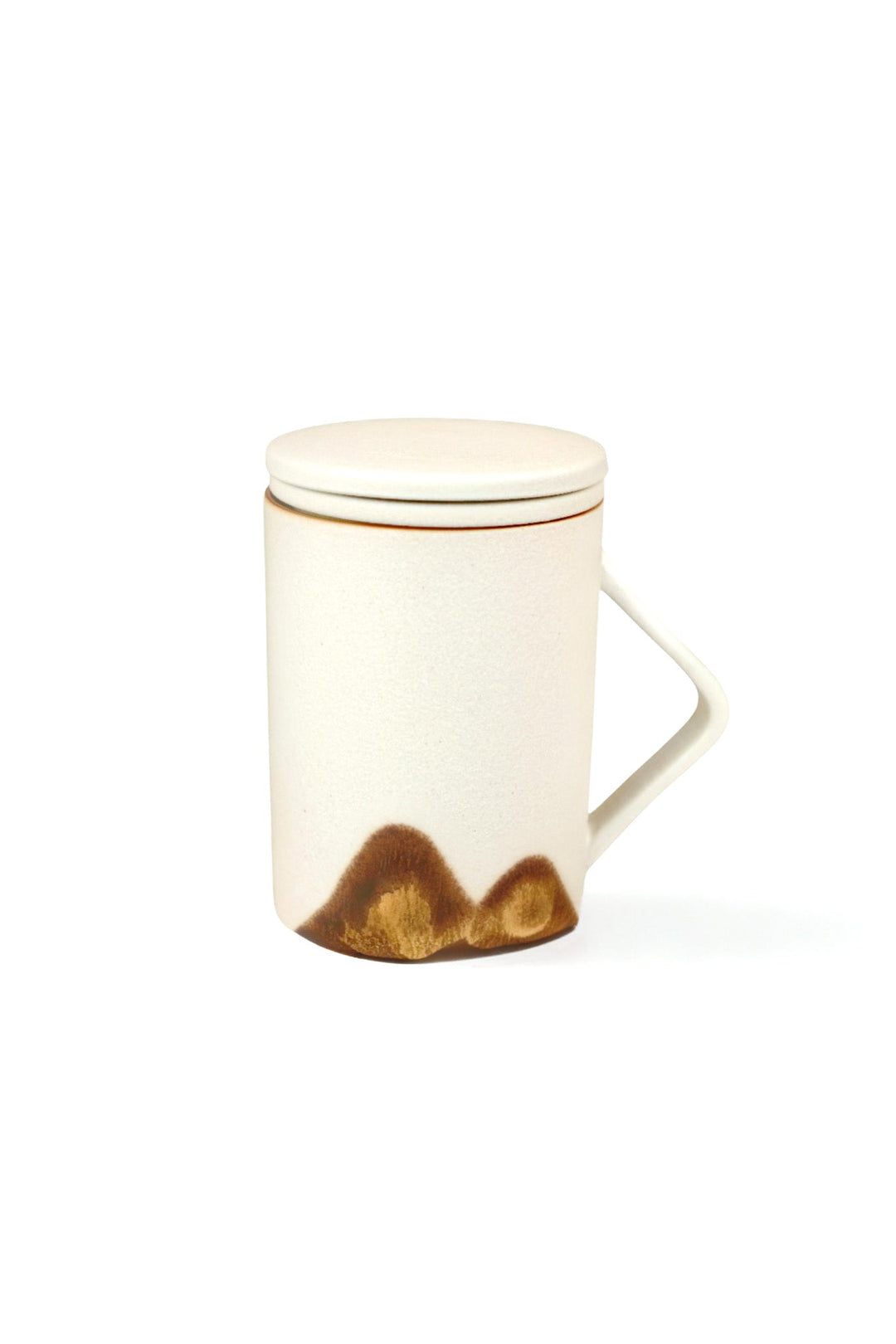 Ceramic tea mug with lid and built-in loose-leaf strainer, beige with dark mountain design