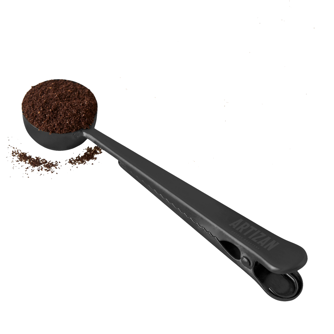 Coffee scoop with bag clip, black scoop handle and dosing cup for ground coffee