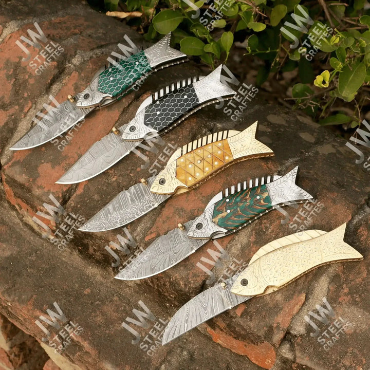 Damascus folding knives with honeycomb handles and brass-patterned scales