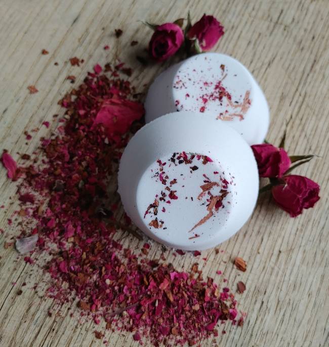 Pair of round shower steamers with dusty rose speckled tops and petals