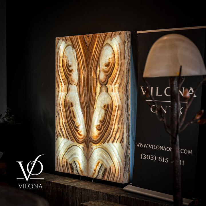 Sahara onyx wall panel with warm tan vertical lines and cream geode shapes across the surface.