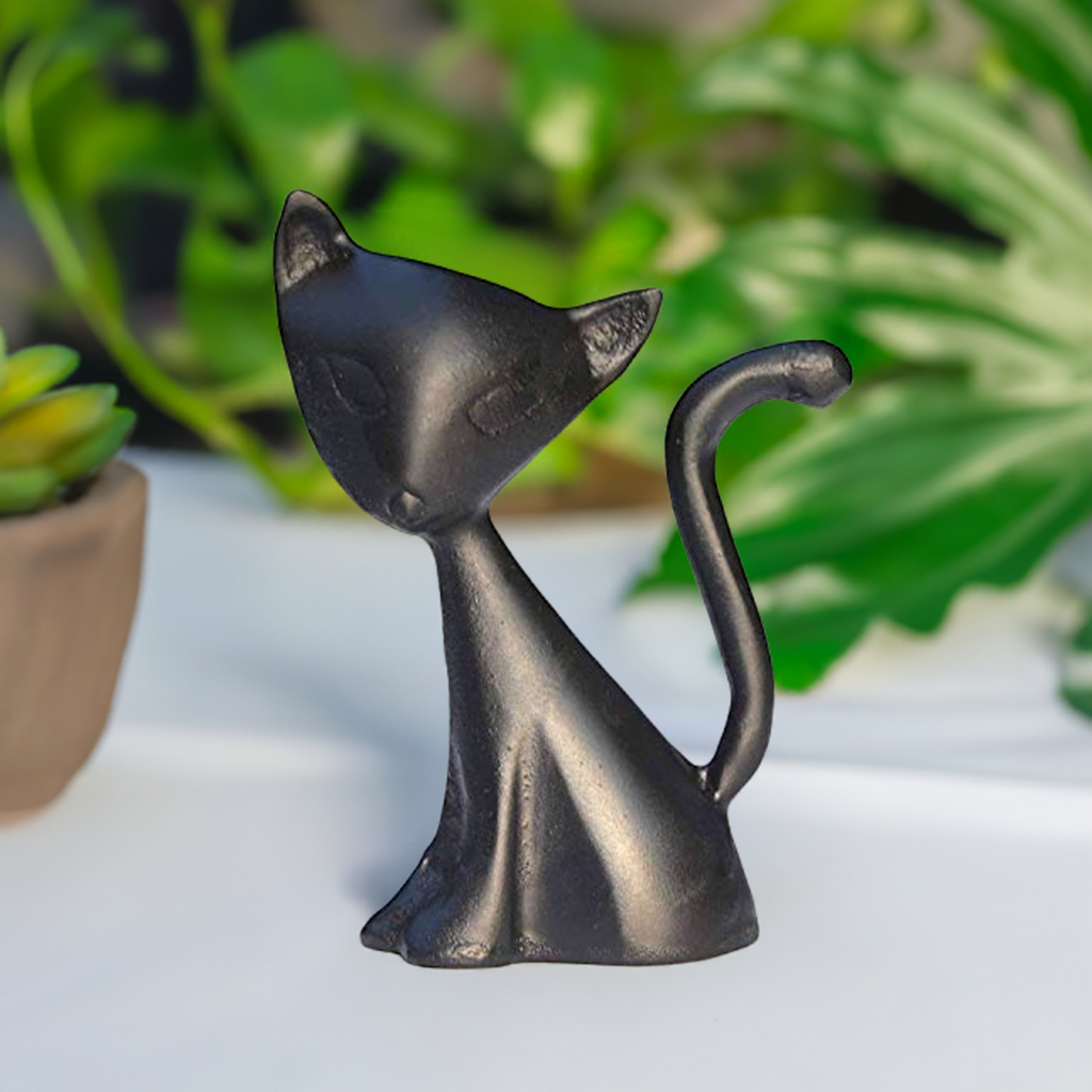 Black cat ring holder figurine, front view with curved tail loop