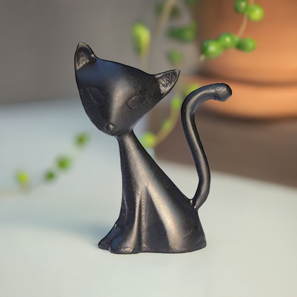 Black cat ring holder figurine in three-quarter view, curved tail raised