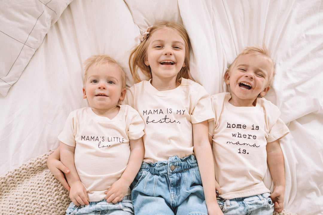 Kids cream T-shirt with "home is where mama is" text, crew neck