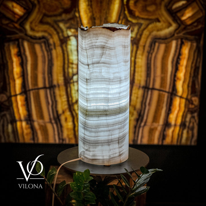 Table lamp with cylindrical onyx shade featuring horizontal white-blue veining and rough rim
