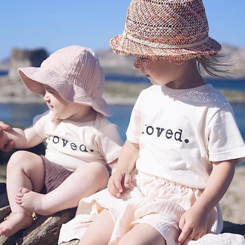 Kids cream organic T-shirt with 'loved.' print, short sleeves