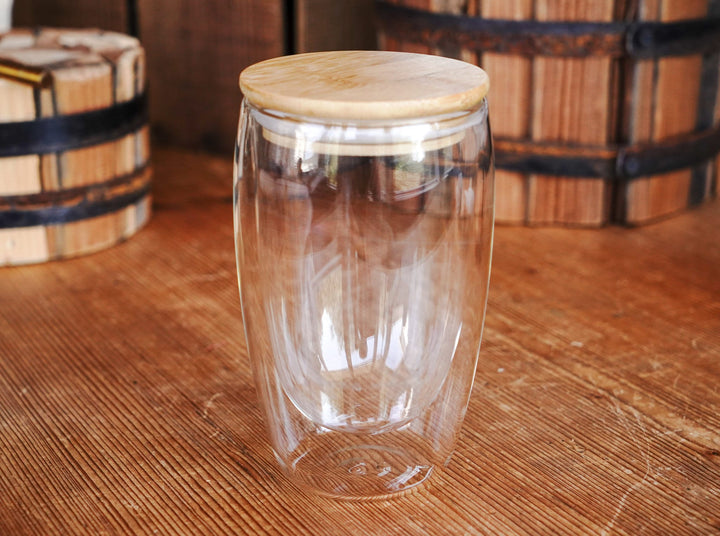 Double-walled glass mug with bamboo lid and rubber seal ring, clear double-wall cup.