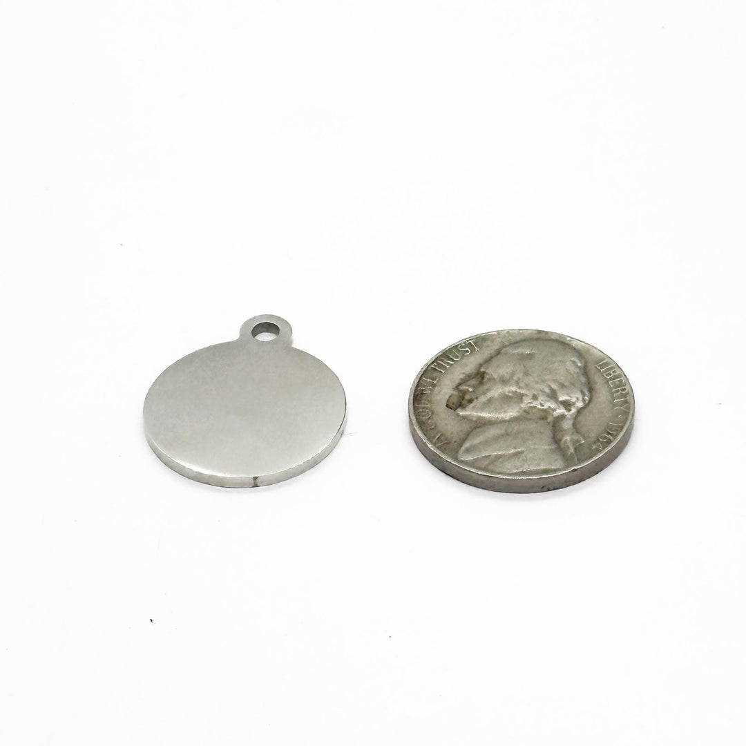 Round silver engraved charm with loop: 'IMAGINE BELIEVE ACHIEVE'