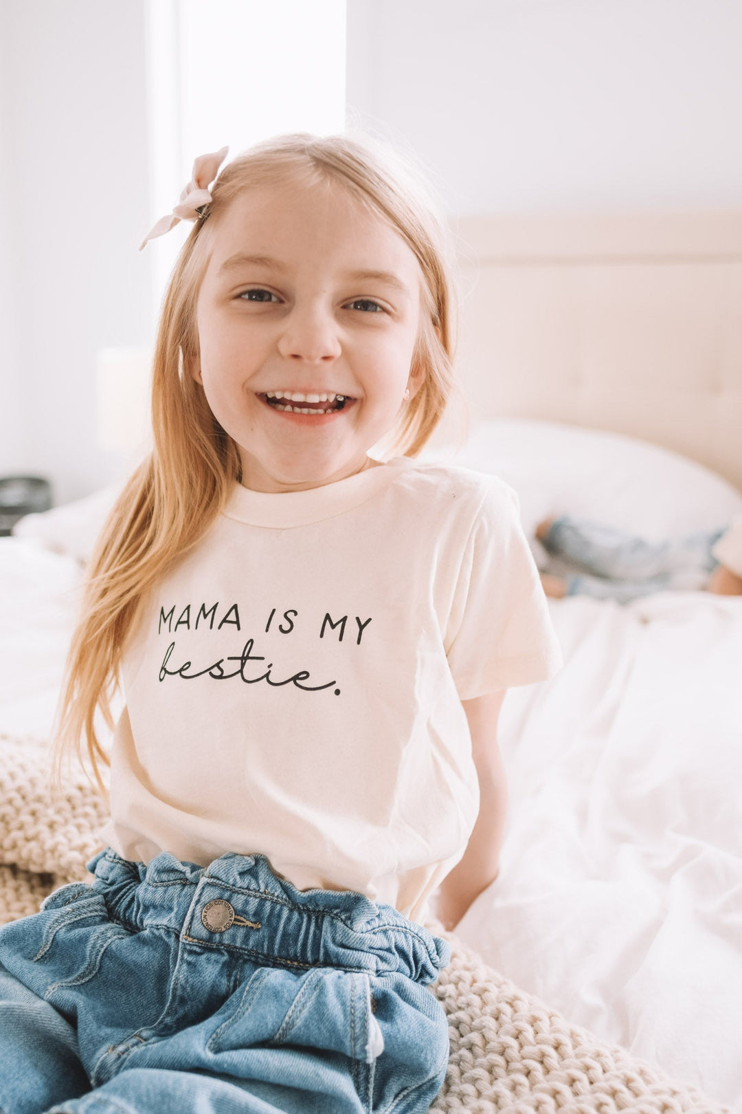 Kids organic T-shirt, cream, short sleeves, 'MAMA IS MY bestie.' cursive print