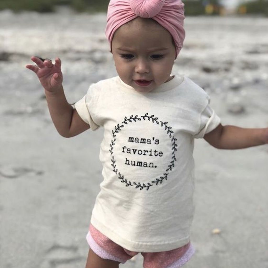 Kids organic t-shirt in cream with wreath "mama's favorite human" front print