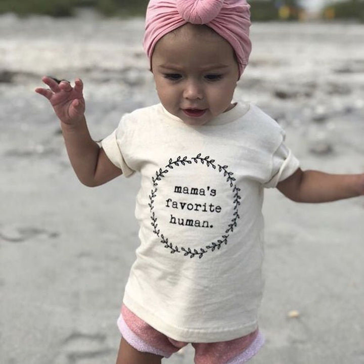 Kids organic t-shirt in cream with wreath "mama's favorite human" front print