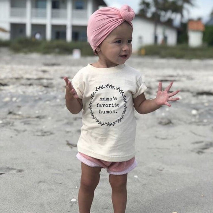 Kids organic t-shirt in cream with wreath "mama's favorite human" front print