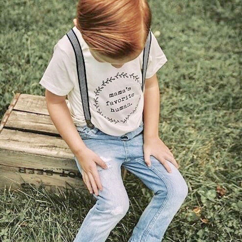 Kids organic t-shirt in cream with wreath "mama's favorite human" front print
