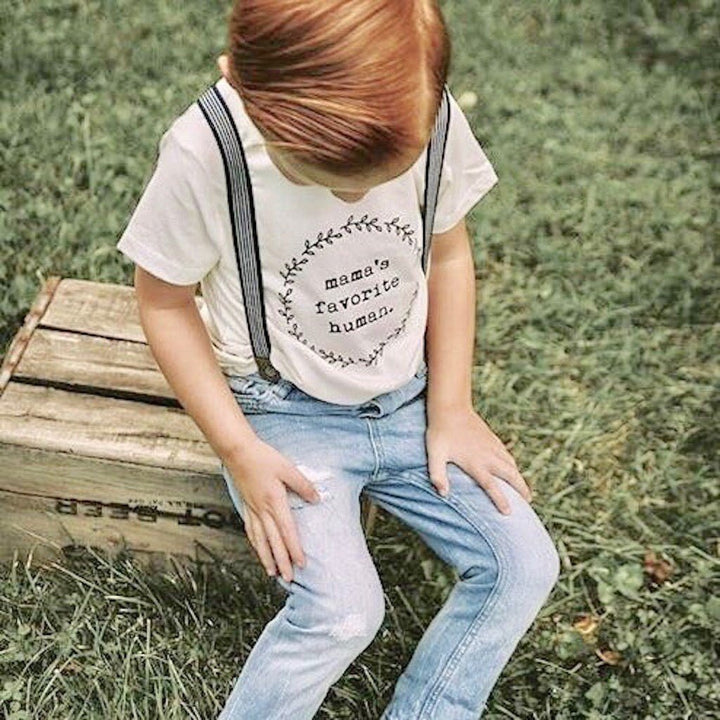Kids organic t-shirt in cream with wreath "mama's favorite human" front print