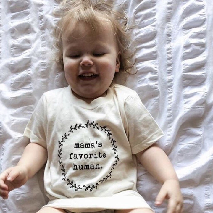 Kids organic t-shirt in cream with wreath "mama's favorite human" front print