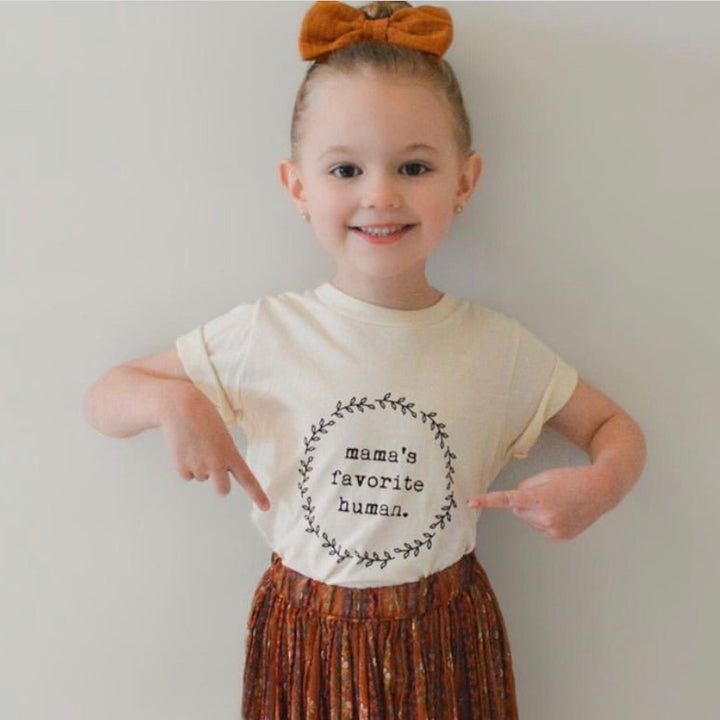 Kids organic t-shirt in cream with wreath "mama's favorite human" front print